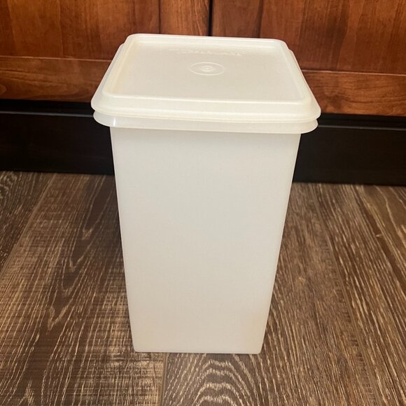 Vintage Tupperware Saltine Saver with Matching Lid - Picture 1 of 9